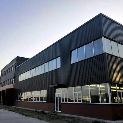 Покрашенные или оцинкованные многоэтажные стальные здания